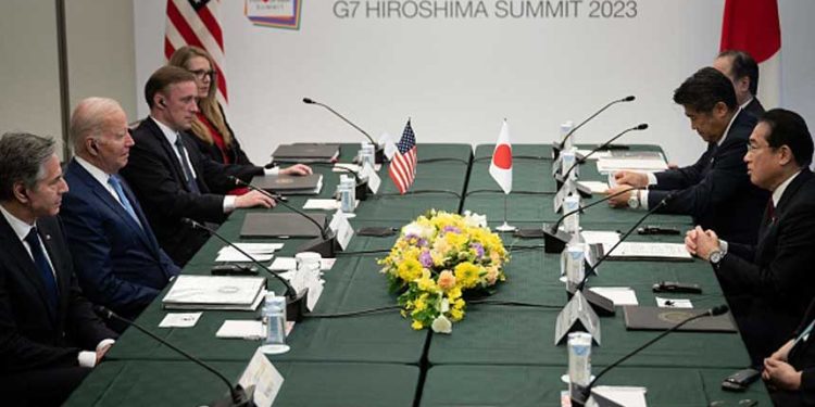 美國國務卿安東尼·布林肯(左)、美國總統喬·拜登(左二)、國家安全顧問傑克·沙利文(左三)等人在 5 月18 日於日本廣島舉行的雙邊會議上聽取日本首相岸田文雄(右)的講話 。(圖片:BRENDAN SMIALOWSKI/AFP via Getty Images)