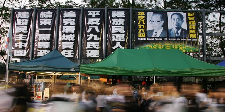 圖為2009年6月4日、香港維多利亞公園,在「六四」天安門廣場大屠殺20週年紀念燭光守夜活動中,抗議者展示了同情學生而遭清洗的前中共領導人胡耀邦和趙紫陽的照片。(圖片來源:MN Chan/Getty Images)