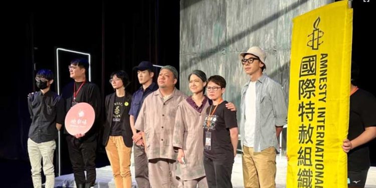 2023年6月2-4日在台北上演之香港「六四」劇《5月35日》的部分演員和幕後工作人員。(美國之音特約記者文東攝影)
