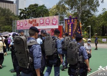 鮮花 電子蠟燭 黃口罩 8964車牌成禁忌 香港維園六四悼念被慶「回歸」取代