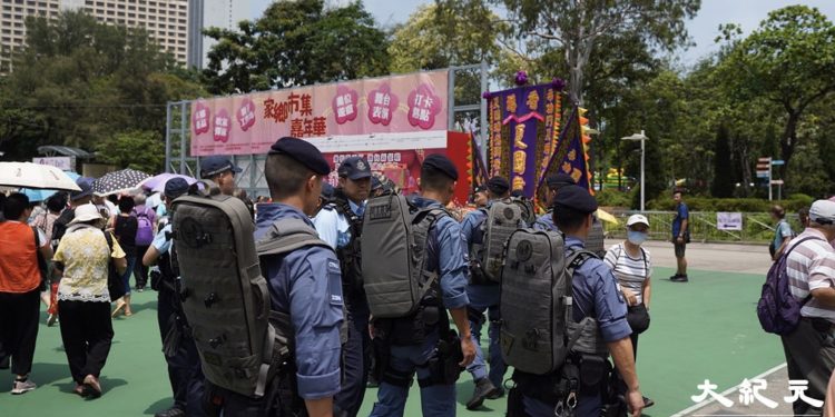 6月4日前後,香港警方部署大量警力並出動裝甲車進行巡邏,而位於銅鑼灣的維多利亞公園顯得更加不尋常,市民甚至連在附近翻看手機、手持鮮花、或帶著黃色口罩等都成了遭警方拘捕的罪狀。圖為部署在維園的香港警察。(來源:大紀元)
