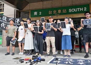 在台港人快閃唱《願榮光》 譴責港府禁歌暴政