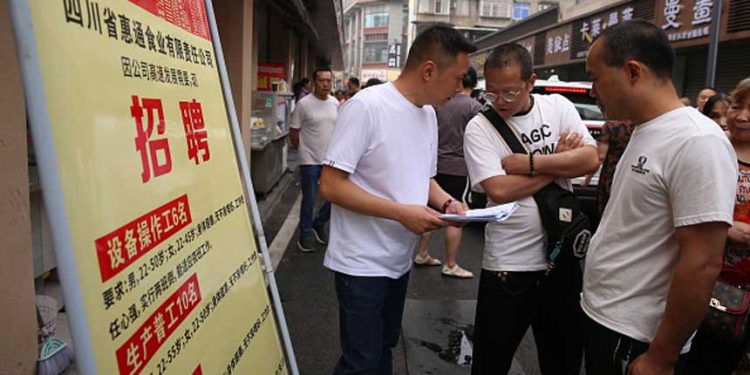 中國中高齡勞工陷失業困境:35歲就被職場拋棄 (圖片:Costfoto/NurPhoto via Getty Images)