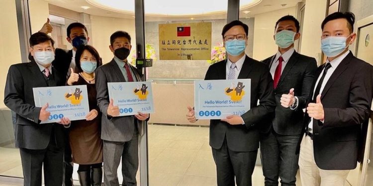 圖爲台灣駐立陶宛代表處2021年11月18日正式成立並掛牌運作,開啟台立關係交流合作新頁。(圖翻攝自中華民國外交部網頁)