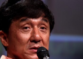 「代言殺手」成龍棄女在海外爆紅 英媒：可怕的父親