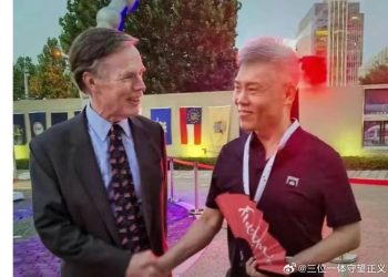 啥情況？「反美鬥士」司馬南舉「自由」牌子赴美駐華使館晚宴 （視頻+組圖）