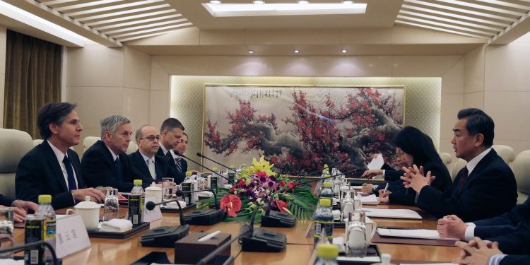 美國在東盟國家以及堅持制裁中共國防部長的的積極行動,讓北京政權壓力巨大、卻又無計可施。圖為2015年2月11日,時任美國副國務卿安東尼·布林肯(Antony Blinken)在北京外交部與時任中共外交部長王毅舉行雙邊會晤。(圖片來源:Andy Wong-Pool/Getty Images)