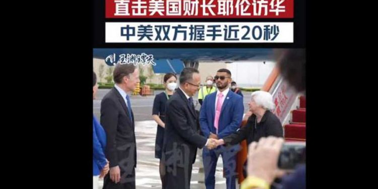 中國官媒中央廣播電視總台旗下的“玉淵譚天”6日指出，財長葉倫(右)抵達北京時與中國官員握手近20秒。（圖／截自微博“玉淵譚天”）
