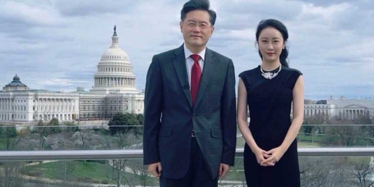 外界則流傳秦剛與鳳凰衛視駐美記者傅曉田婚外情（微博）