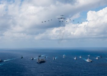 美國防部長會晤巴布亞新幾內亞總理 ，為中共可能在臺海、南中國海發起戰爭進行戰略佈局。（圖片來源：美第七艦隊）