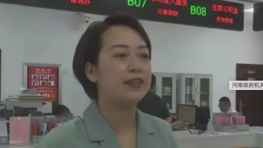 有網民認出「辦事群眾」其實是公積金管理中心的石姓科長。(視頻截圖)