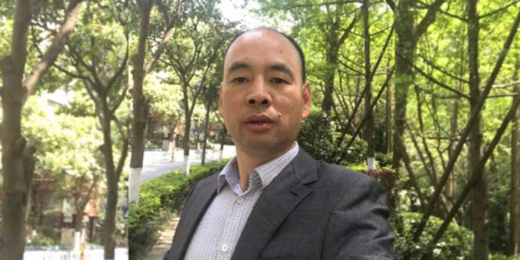 因代理敏感案件而被當局吊銷執照的中國維權律師盧思位 (圖片:RFA)