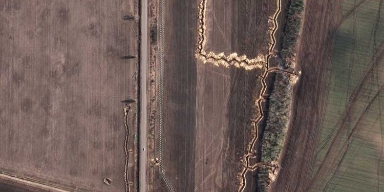 2023年3月4日,扎波羅熱州 Vasylivka 以東的三排龍牙和戰壕。(衛星圖像 ©2023 Maxar Technologies)
