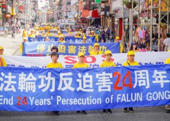 2023年7月15日，法輪功學員在紐約唐人街參加紀念中國迫害精神修煉24周年的遊行。(Mark Zou/The Epoch Times)