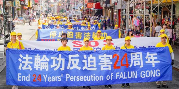 2023年7月15日,法輪功學員在紐約唐人街參加紀念中國迫害精神修煉24周年的遊行。(Mark Zou/The Epoch Times)