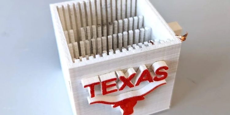 德克薩斯大學的研究人員發明了一種杯子,可以利用電池產生的電力來消除受污染水中的細菌。 (網路截圖)