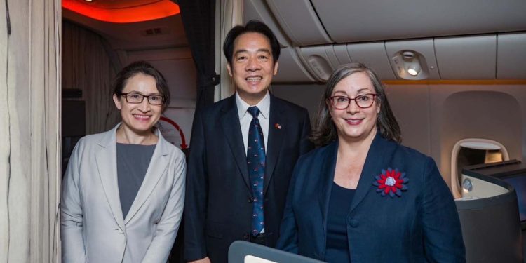 賴清德過境紐約 中共反應低調 竟無抗議人群。圖為賴清德(中)抵達美國紐約時,台灣駐美代表蕭美琴、美國在台協會(AIT)執行理事藍鶯到機場接機(圖片:賴清德臉書)