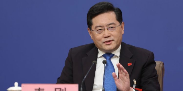 中共總理李強8月16日主持召開國務院第二次全體會議,仍掛名國務委員職務的前外長秦剛缺席,引起人們廣汎關注。(Getty Images)