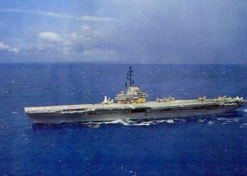 圖為其中1人服役的「艾塞克斯號」兩棲攻擊艦（維基百科）