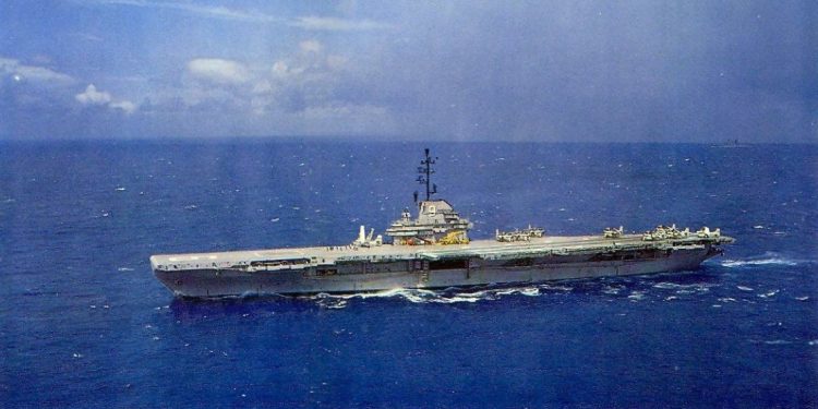 圖為其中1人服役的「艾塞克斯號」兩棲攻擊艦(維基百科)