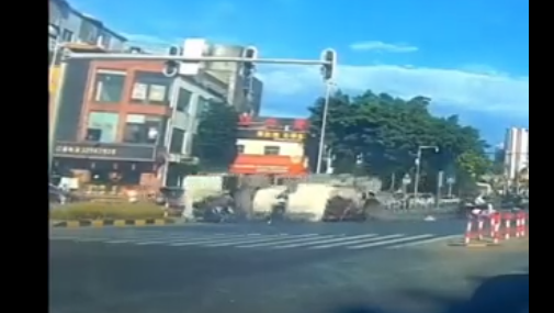 廣州市增城區中新鎮8月11日突發駭人車禍,一輛滿載水泥的攪拌車突然失控側翻,橫掃多輛電動車。(視頻截圖)