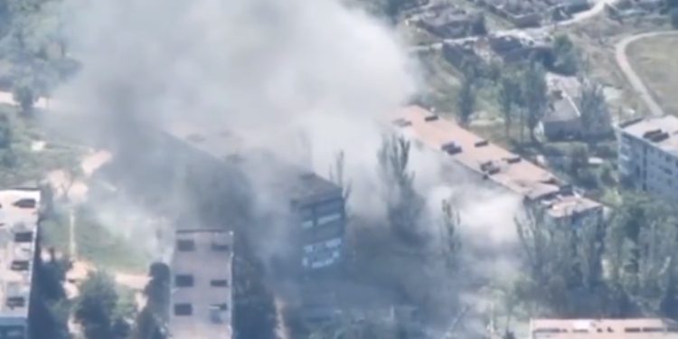 烏軍8月17日對東部蘇勒答爾的俄軍指揮所投擲1枚炸彈,成功將該處催毀。(X視頻擷圖)