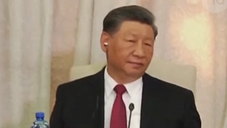 中國反對習近平路綫的聲音浮出水面。圖為習近平在出席南非金磚峰會時面露疲態(視頻截圖)