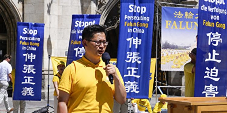 2023年7月15日，法輪功學員丁元德的兒子丁樂斌在慕尼黑集會上呼籲制止中共的迫害。（曹工／大紀元）