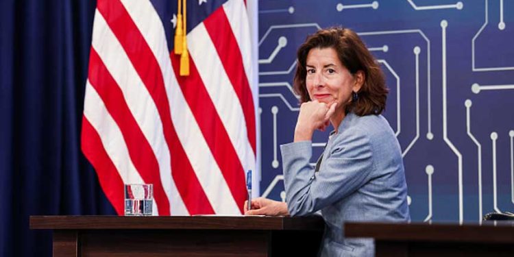 美國商務部長雷蒙多（Gina Raimondo）將在8月27日至30日前往北京、上海，與中共高階官員及美國商界領袖會晤。 (圖片：Anna Moneymaker/Getty Images)