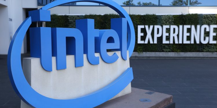 全球半導體大廠英特爾(Intel Corporation)在官網發布多語言版本公告,禁止供應商使用來自新疆的產品。圖為加州英特爾總部。(Getty Images)
