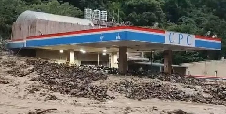 事發當時,遭土石流淹沒的台灣「聖本篤加油站」(記者爆料網)