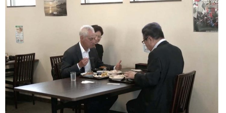 美國駐日大使力挺福島海鮮 小粉紅領館前抗議被尋釁滋事。圖為美國駐日大使拉姆·伊曼紐爾(RAHM EMANUEL)與日本相馬市市長立谷英清(Hidekiyo Tachiya)共進午餐,品嚐當地捕獲的海鮮(視頻截圖)