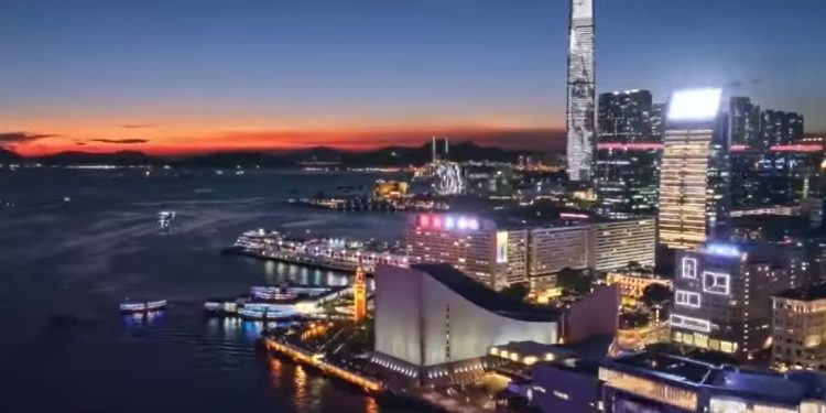 加拿大智庫菲沙研究所日前發布的《全球經濟自由度2023年度報告》中,香港首次失落榜首,排名第二。圖為香港夜景。(視頻截圖)