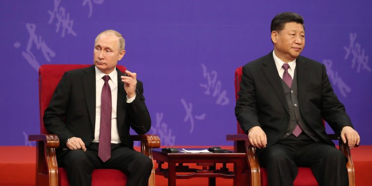 中共邀請普京出席「一帶一路」峰會 雙方各懷鬼胎?圖為2019年4月26日,在中共第2屆「一帶一路」國際合作高峰論壇的第2天,俄羅斯總統普京(左)和中國國家主席習近平(右)出席在北京友誼宮舉行的清華大學畢業典禮。(圖片來源:Kenzaburo Fukuhara-Pool/Getty Images)