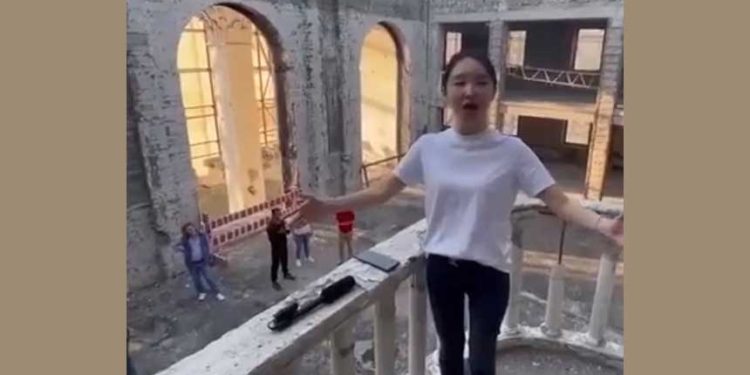 中國播主在俄佔區唱前蘇聯歌曲 引烏方強烈憤慨 (推特視頻截圖/希望之聲合成)