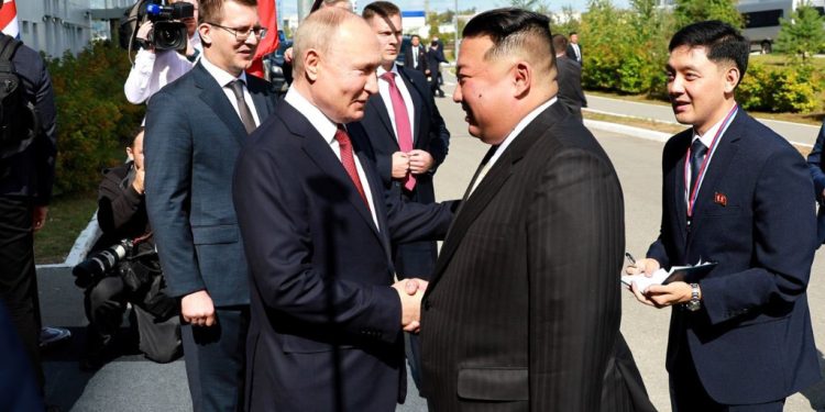 2023年9月13日，俄羅斯總統普京與來訪的朝鮮領導人金正恩會面，兩人互贈步槍，還討論送朝鮮人上太空。（X/@nexta_tv）
