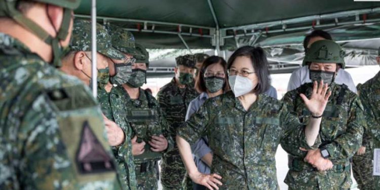 台湾总统蔡英文（右二）无畏中共威胁，致力提升军力，带领台湾坚持走民主道路。（图：翻摄自蔡英文脸书）
