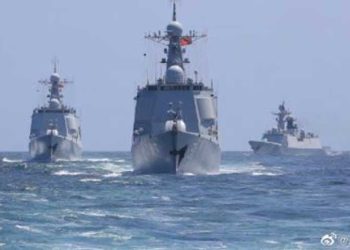 共軍東海緊逼加國軍艦。（圖／翻攝自共軍東部戰區微博）