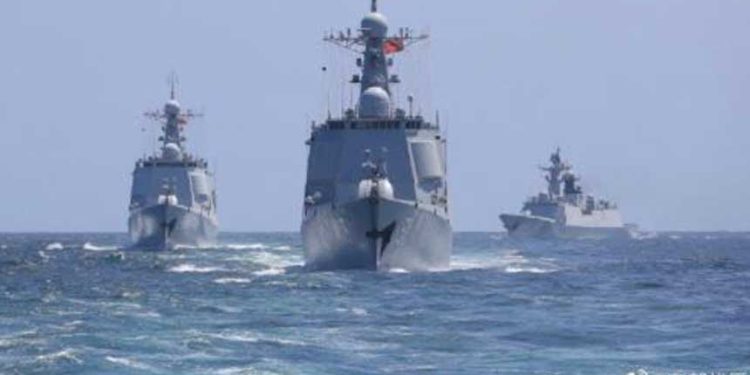 共軍東海緊逼加國軍艦。(圖/翻攝自共軍東部戰區微博)
