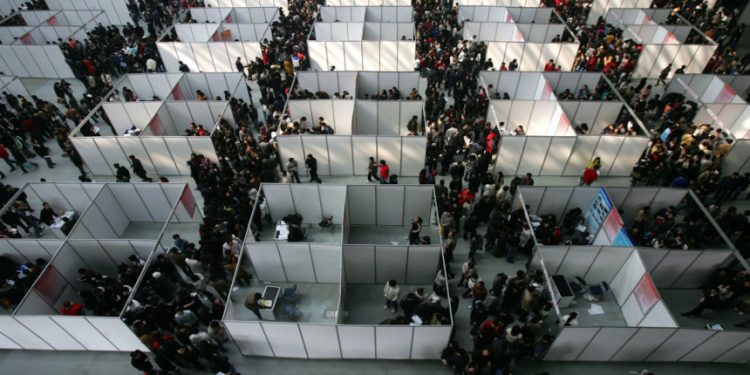 就業改善?一數字透露中國真實失業率。(圖片:China Photos/Getty Images)
