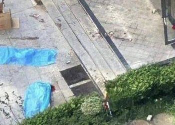夫妻吵架釀慘劇 狠父扔兩孩下樓 媽崩潰跟著跳 結果…（視頻）