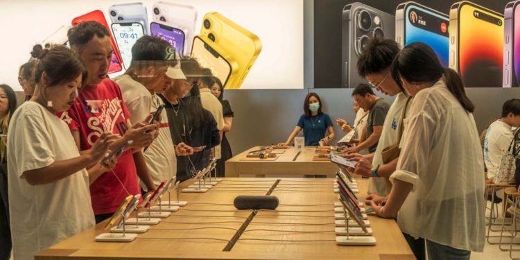 「iPhone禁令」再擴大 陸媒報導洩漏中共禁蘋果的真實原因(Photo by Costfoto/NurPhoto via Getty Images)