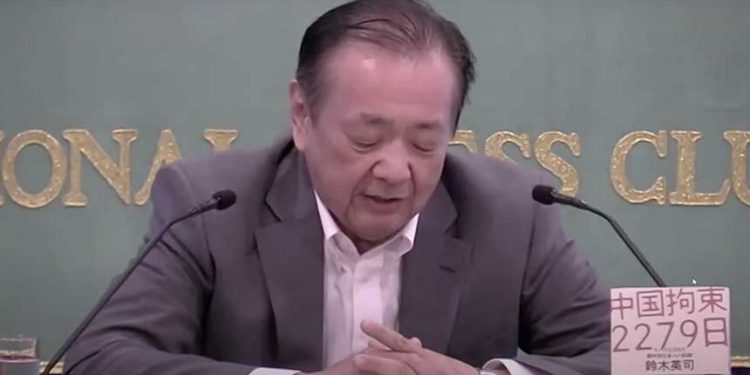 鈴木英司去年10月獲釋回國，之後向日本媒體自述被捕經過，是首位披露被捕與審訊細節的日本人。（記者會截圖）