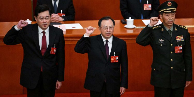 李尚福因「交友不慎」落馬? 中共軍媒刊文再強調淨化「朋友圈」。圖為2023年3月12日在北京人民大會堂舉行的全國人大第五次會議上,新當選的中共國務委員秦剛(左)、國務委員兼國務院秘書長吳政隆(中)和國務委員李尚福(右)在宣誓就職。秦剛在出任中共外交部長6個月後被免職 (Photo by NOEL CELIS/AFP via Getty Images))