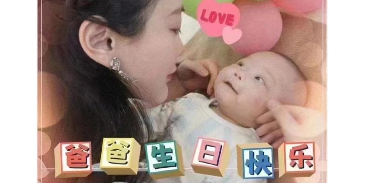 秦剛緋聞再爆大瓜 金融時報:私生子為她人代孕所生。圖為傅曉田為其兒子的爸爸慶祝生日(圖片來源:網絡)