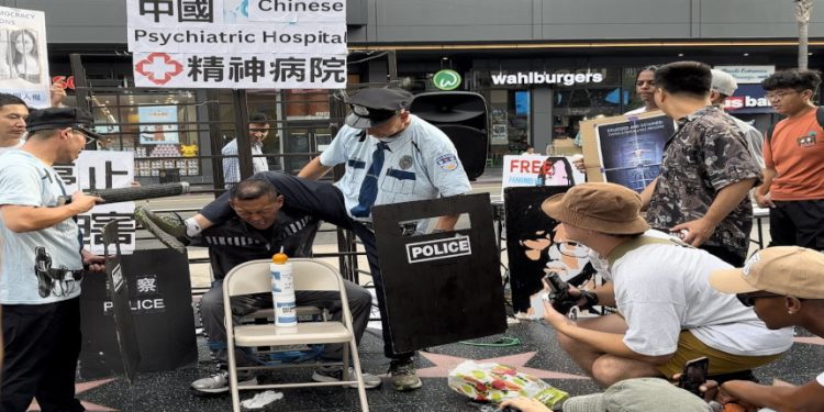 近日旅居洛杉磯 的中國異議人士舉行了以關注中國境內"#被精神病"的異議人士為主題的紀念活動,曝光中共將中國人關進精神病院進行政治迫害的反人類罪行。(界立建提供)