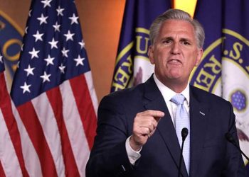 美國眾議院議長麥卡錫（Kevin McCarthy）7日在訪問東京期間呼籲美國與盟友合作，要減少對中國產品的依賴。 (圖片： Alex Wong/Getty Images)
