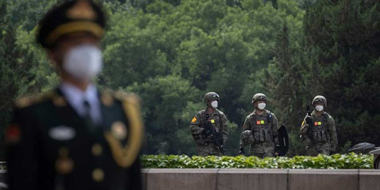 「身帶金劍」之人出現? (圖片:Thomas Peter - Pool/Getty Images)