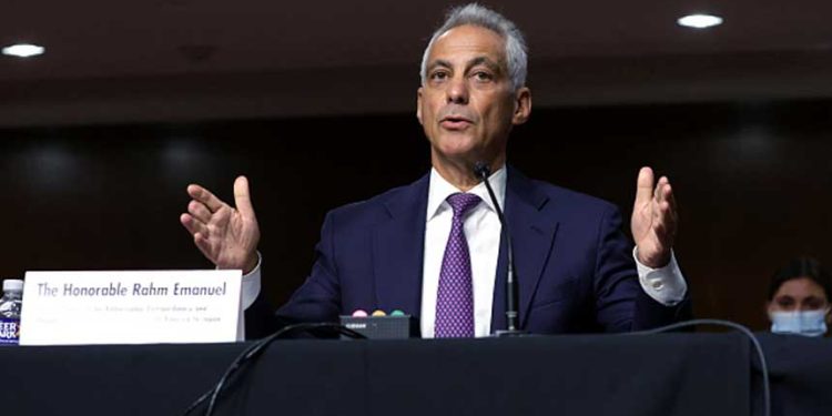 美國駐日大使伊曼紐爾（Rahm Emanuel）說，「人們說，一張圖片勝過千言萬語。9月15日，在中國對同一海域實施海鮮禁運後，中國船隻在日本海岸附近捕魚。」 （圖片： Alex Wong/Getty Images)