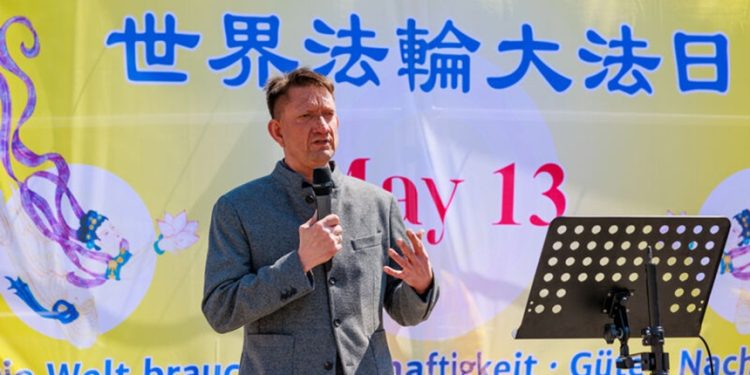 德國柏林州議員、選項黨(AfD)黨團副主席羅納德·格萊瑟(Ronald Gläser)來到集會現場致辭,祝賀法輪大法日,譴責中共對法輪功的殘酷迫害。(丁樂斌提供)